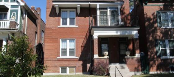 Eden Housing 6039 Pershing - 2 blocks, 7 min walk to campus! for Eden Theological Seminary Students in St. Louis, MO