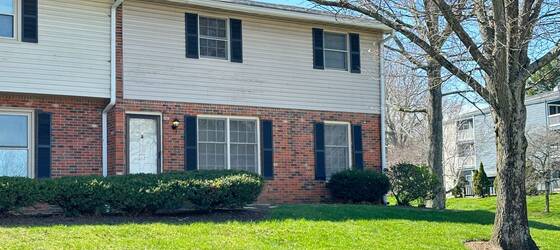 Asbury Housing Lovely Townhouse in Tates Creek! 3 BR, 2.5 Baths; Hardwood Floors; Washer/Dryer included for Asbury College Students in Wilmore, KY