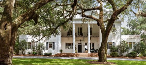 MUSC Housing Sprawling Furnished Estate Home on the Ashley River for Medical University of South Carolina Students in Charleston, SC