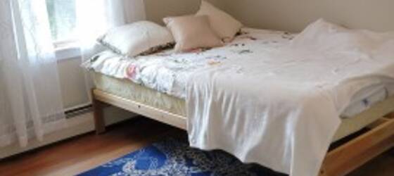 Housing Furnished Room Available Close to Highways for College Students