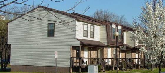 SIU Housing *Meadow Ridge 4 Bedroom - Advertising for Southern Illinois University Carbondale Students in Carbondale, IL