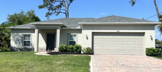 Argosy University-Sarasota Housing Location, Location! Newer single family home with 3+den with 2 bathrooms and 2 car garages for Argosy University-Sarasota Students in Sarasota, FL